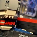 50주년을 맞이한 영화 '죠스'! 레고 아이콘 시리즈로 재탄생한 죠스, 제작 비하인드 스토리와 영어 표현을 함께! 퀸트의 오두막, 명대사, 핵심 어휘까지, 레고 조립과 함께 영화의 감동을 다시 느껴보세요. 영어 실력 향상과 추억 소환을 동시에!