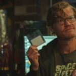 넷플릭스 SF 앤솔로지 시리즈 '블랙 미러' 시즌 7의 숨겨진 이스터 에그를 파헤쳐 보세요! 과거 에피소드와의 연결고리를 통해 미래 사회를 엿보고, 영어 표현 학습까지! 'The past is never truly forgotten'와 같은 핵심 문장을 통해 '블랙 미러'의 숨겨진 비밀을 탐구하세요.