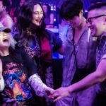 이안 감독의 대표작 ‘The Wedding Banquet’ 리뷰: 가족의 의미를 되새기며 영어 표현도 함께 익혀보세요. 가짜 결혼, 문화 차이, 그리고 진정한 가족의 가치에 대한 이야기. 핵심 영어 표현과 함께 영화를 더욱 깊이 있게 즐기세요!