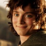 영화 '반지의 제왕: 왕의 귀환'의 감동적인 엔딩을 장식하는 'Into the West'는 단순한 OST를 넘어선 깊은 울림을 선사합니다. 프로도가 결국 중간계를 떠나야 했던 이유를 되새기며, 앤디 서키스가 부른 곡과 애니 레녹스의 매혹적인 보컬을 통해 영어 학습의 즐거움을 느껴보세요. 가사의 은유와 비유를 통해 영어 표현력을 향상시키고, 영화의 감동을 다시 한번 느껴보는 시간을 가져보세요.