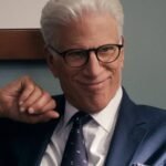 미드 '더 콜로니'의 명장면, 모나의 'A Man on the Inside' 복귀가 최고의 결말인 이유를 영어 표현과 함께 분석합니다. 복잡한 서사와 캐릭터 성장을 위한 핵심 영어 단어를 배우고 드라마를 더 깊이 이해해보세요.