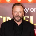 영화/드라마 명장면으로 배우는 영어! 오늘은 긴장감 넘치는 사건의 중심에 선 키퍼 서덜랜드의 실제 이야기를 영어 뉴스로 만나볼 거예요. 그의 대사를 통해 'arrest', 'allegedly', 'repeatedly'와 같은 고급 영단어를 익히고, 긴박했던 순간을 영어로 생생하게 느껴보세요. 24시간을 넘나드는 몰입감으로 여러분의 영어 실력을 한 단계 업그레이드할 기회!