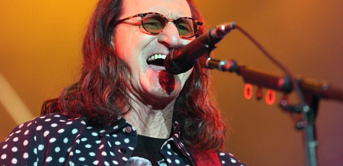 Rush postpones 2 shows after Geddy Lee diagnosed with laryngitis and bronchitis – 롤링 스톤 기사